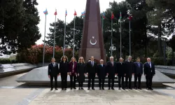 Bakü’de Anlamlı ziyaret: üçlü dostluk grubundan şehitlere vefa
