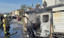 Sancaktepe'de kamyonet yangını: Alevler gecekonduya sıçradı