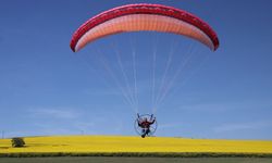 Tekirdağ rengarenk! Paramotorla kanola tarlası üzerinde uçtu