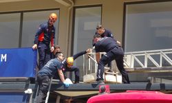 Antalya'da 4. kattan tenteye düşen adam için seferberlik