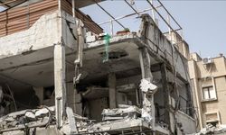 İran'ın misillemesinde, füze parçaları İsrail'in merkezinde 10'dan fazla noktaya isabet etti