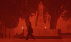 Afrika'dan gelip Yunanistan'ı kızıla boyadı: Çöl tozu Türkiye'ye geliyor! 31 şehir için sarı kodlu uyarı