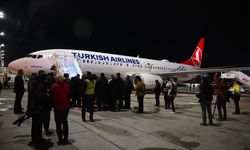 İsrail'in alıkoyduğu Küresel Sumud Filosu aktivistlerini taşıyan uçak İstanbul'a geldi