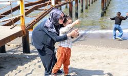 Sakarya'da Anneler Günü'nde çocuklar ve anneleri sahilde uçurtma uçurdu