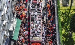 Galatasaray’da şampiyonluk korteji başladı! Taraftarlar otobüsü abluka altına aldı...