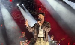 Şarkıcı Murat Boz 16. Emiralem Uluslararası Çilek Festivali'nde sahne aldı