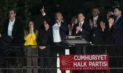 CHP Genel Başkanı Özgür Özel, Genel Merkez önünde halka seslendi: Suçumuz millet için iktidarı hedeflemektir