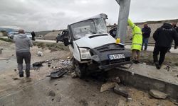 Minibüs önce otomobile sonra tabelaya çarptı: 1 ölü