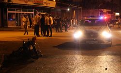 Şampiyonluk konvoyundan ayrılan alkollü otomobil sürücüsü ile motosiklet çarpıştı: 1 ağır yaralı