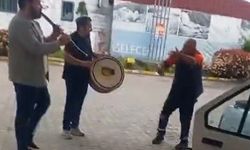Düzce’de akaryakıt istasyonunda renkli görüntüler: Klarnetçi ve davulcu çaldı, pompacı oynadı