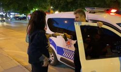 Bankamatikte unutulan parayı polise teslim etti