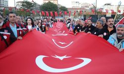 Elazığ'da 100 metrelik Türk bayrağıyla fener alayı düzenlendi