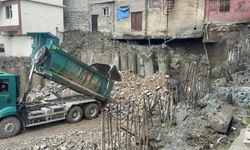 Hakkari'de TSM binasının fore kazıkları devrildi, iki bina askıda kaldı
