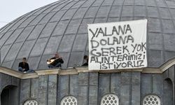 Sivas'ta işçiler ücretleri ödenmeyince camii inşaatının kubbesine çıktılar