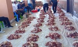 Mardin'de asırlık gelenek bozulmadı: İmece usulü kesilen 1 ton kurban eti 100 aileye eşit paylaştırıldı