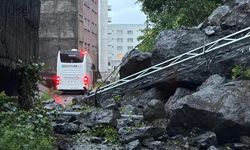 Hopa'da yağış sonrası heyelan: Dev kayalar yolu kapattı