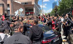 Kılıçdaroğlu Genel Merkez'de karanfillerle karşılandı