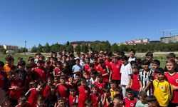 Cengiz Ünder, memleketi Balıkesir'de genç sporcularla buluştu