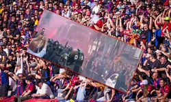 Barcelona taraftarından ilginç olay! Kendi takım otobüslerini taşladılar