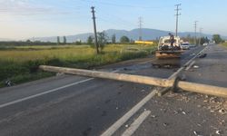 Bursa'da zincirleme kaza: Otomobil tarlaya uçtu, motosiklet direğe çarptı