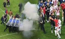 Eskişehir’de olaylı maç! Rakip takım sahadan polis kalkanıyla çıkarıldı