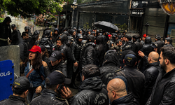 Gözaltılar başladı: Taksim’e yürümek isteyen gruba polis müdahalesi