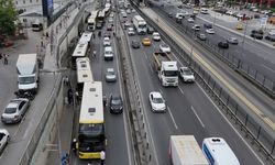 İETT otobüsü arızanlandı, insanlar yol ortasına çıktı