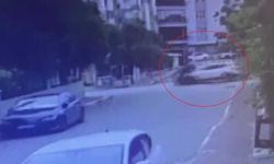 Antalya'da 2 polis memurunun yaralandığı kaza anı kameraya yansıdı