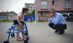 Serebral palsili kızı için su borularından yürüme bariyeri yaptı: Baba ben de koşacağım!
