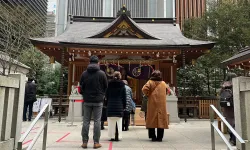 Tokyo'da insanların konser bileti için dua ettiği küçük tapınak