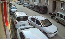 Edirne'de park halindeki araca çarpıp kaçan şahıs kamerada