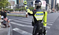 Yapay zekalı robotlar sokaklara indi: Trafik polisinin yeni mesai arkadaşları