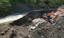 Sakarya'da heyelan sebebiyle yollar çöktü, evler tahliye edildi