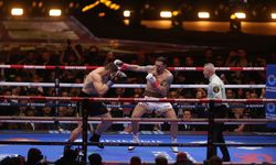 Usyk Giza’da kazandı: Verhoeven’i nakavt etti
