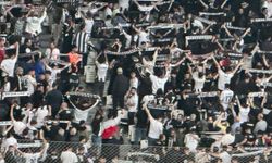 Beşiktaş tribünlerinden olay protesto! Taraftar sahaya sırtını döndü