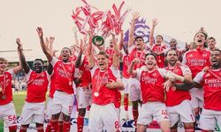 Arsenal, 22 yıl aradan sonra Premier Lig kupasını kaldırdı!