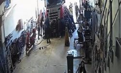 Tırın altında can pazarı! baba ve oğlunu esnaf kurtardı