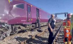 İngiltere’de iki yolcu treni çarpıştı: Yaralılar var