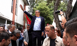 Özel Burdur’da bankın üstünden seslendi: Bundan sonra sokaktayız