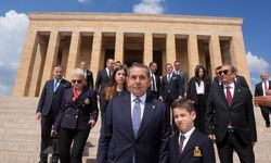 Galatasaray Başkanı Dursun Özbek, kurullarıyla birlikte Anıtkabir’i ziyaret etti
