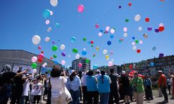Rize'de lösemiyi yenen çocuk için gökyüzüne balon bırakıldı