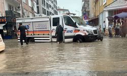 Kırşehir'de sağanak hayatı olumsuz etkiledi