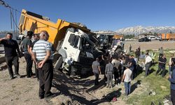 Hakkari'de feci kaza! Kamyon ile minibüs çarpıştı: 2 ölü