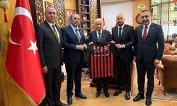 MHP Lideri Bahçeli’ye Süper Lig’e yükselen Çorum FK forması hediye edildi