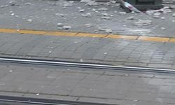 Binanın dış cephesindeki beton parçalar yayaların arasına düştü
