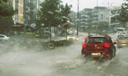 Denizli’de şiddetli yağış trafiği felç etti