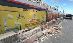 Otomobilin çarptığı refüjden kopan taşlar tramvaydan içeri girdi: 4 yolcu yaralı