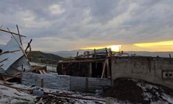 Ağrı’da dolu ve şiddetli rüzgar bir evin çatısını uçurdu