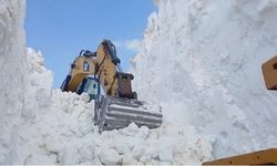 Sıcaklıklar artarken 5 metrelik kar tünellerinde zorlu mesai