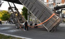 Yozgat’ta tırın dorsesi üst geçide takıldı